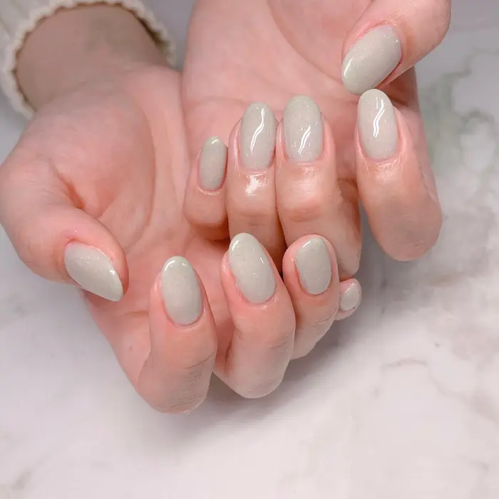 シンプルに可愛いワンカラー ライトグレイ パラジェル スカルプ フットネイル オフなし 持ち込 Space所属 Space のネイルデザイン ミニモ