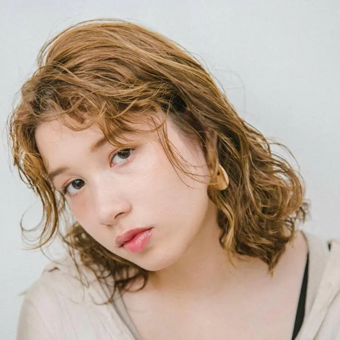 ハイライトmixのくせ毛風パーマ 前髪も巻いた一歩先のおしゃれヘア Apish Ginza所属 さとう すずかのヘアカタログ ミニモ