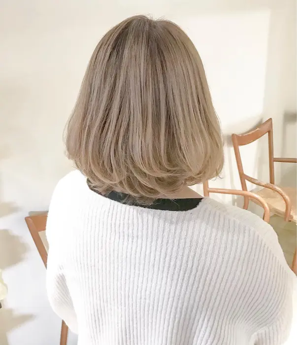 根元暗めのオンブレホワイトベージュ ブリーチ回数はベースによって相談していきましょう Cherie Hair Design所属 ヤマモト 徹のヘアカタログ ミニモ
