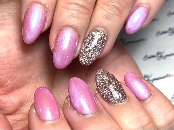 ダブルピンクネイル オーロラピンクと フレークピンクラメの2カラーネイル ダブルピンク Amaranth所属 Asako Amaranthのネイル デザイン ミニモ