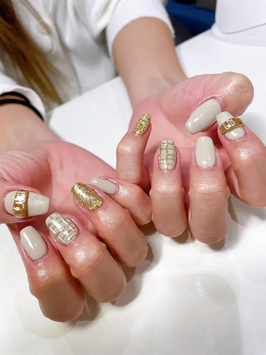 ベージュカラーでチェックと流行りのリングネイル リングネイルは存在感あるネイルに Nailsalonマハロ所属 Nailsalon マハロのネイル デザイン ミニモ