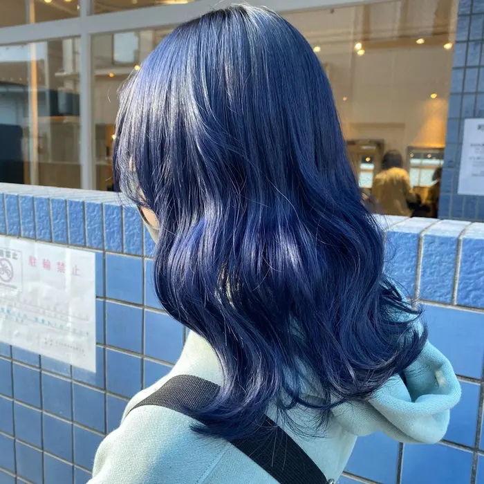 ブリーチ2回必須 ロイヤルブルーカラーで周りと差のある髪色に Mid Hair所属 細野 菜月のヘアカタログ ミニモ