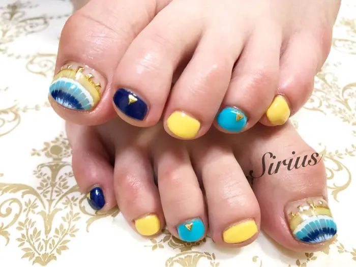 フットネイルピーコック明るい色で華やかに Sirius シリウス 所属 Sirius 妙蓮寺 瀬川佳織のネイル デザイン ミニモ