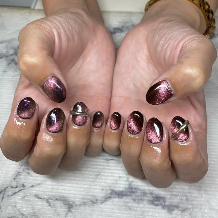 お持ち込みデザイン 黒ベースに赤と紫のマグネット ベースでカラーを入れると雰囲気が変わります Amelie所属 いちじゅう あおいのネイルデザイン ミニモ