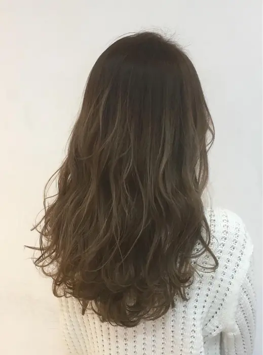 極細ハイライト マットベージュ White所属 草柳 祥平のヘアカタログ ミニモ