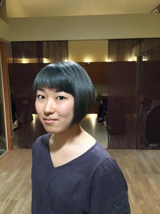 ショートボブ シンプルで可愛い感じで知的 カラーはシルバーブルー Space Vril所属 佐藤 和久 のヘアカタログ ミニモ