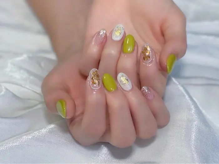 夏ネイル 貝殻ネイル 派手ネイル キラキラネイル 貝殻04 091m L019 Pb10 002m Pokapoka Nail所属 Mia ネイリスト のネイルデザイン ミニモ