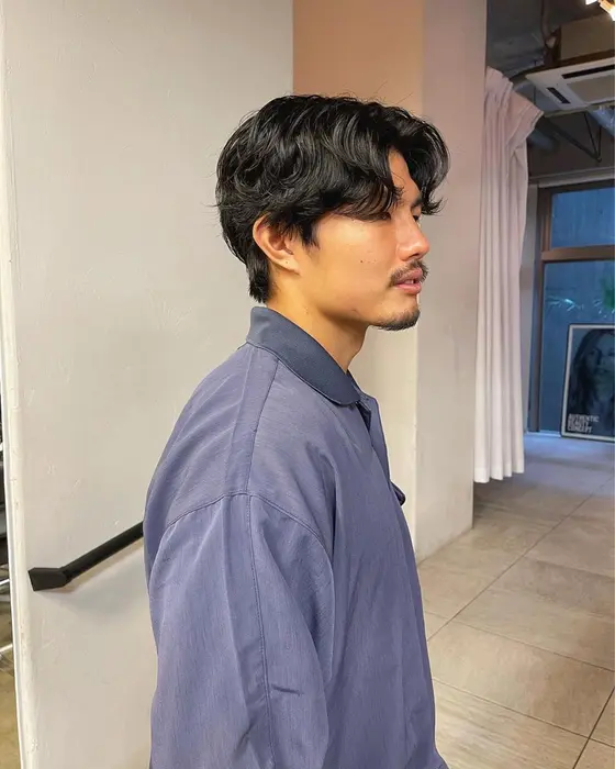 ニュアンスパーマでこなれ感のあるセンターパートに Assort Tokyo所属 スパイラルパーマ レイヤーカットのヘアカタログ ミニモ