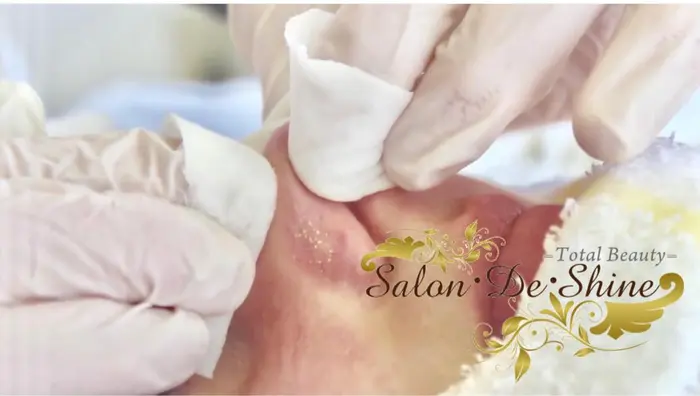 毛穴エクストラクションは マシンではなく手を使い ハンドテクニックによって鼻などの 毛穴の深い場所 サロン ド シャインtokyo所属 サロンドシャイン 南青山のエステ リラクカタログ ミニモ