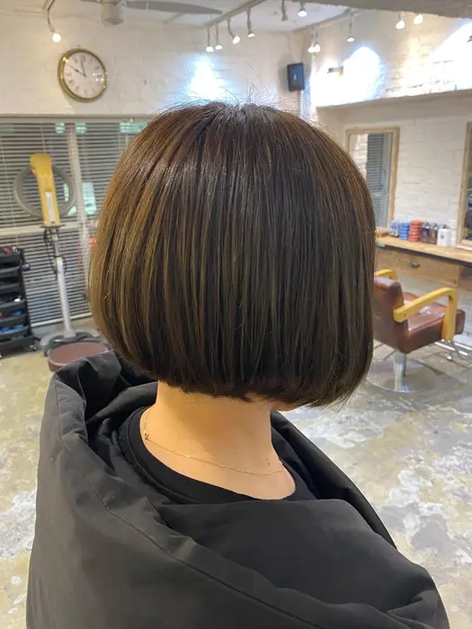 ストンっと収まる前下がりボブ 日本人特有の赤みをしっかり抑えたオリーブカラーはカジュアルにもシッ Hair Salon F所属 ゆきし しきゆのヘアカタログ ミニモ