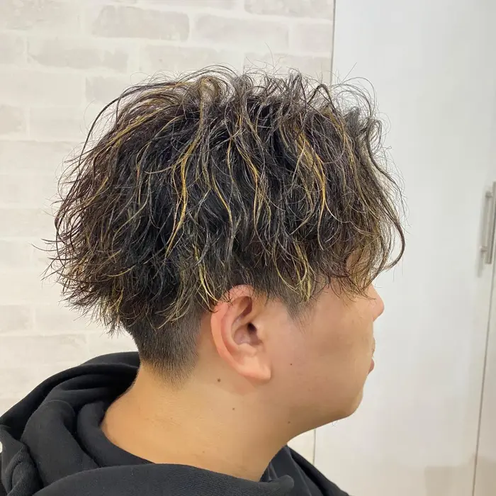 ハイライトをいかしたツイストスパイラルパーマ セットも簡単でボリューム出にくい人オススメです Salon De Bika 店長所属 店長 田中 貴大のヘアカタログ ミニモ