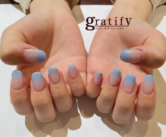 シンプルネイル グラデーション ラメライン Gratify梅田店所属 Nishida Ayanaのネイルデザイン ミニモ