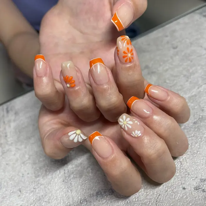 手書きアート で フラワーネイル フレンチネイル ぷっくりネイル デイジーネイル 囲 Anail所属 A Nailのネイル デザイン ミニモ