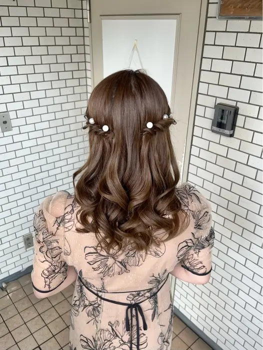 【ハーフツイン】  

ミックス巻きのハーフツインは華やかなイメージに仕...