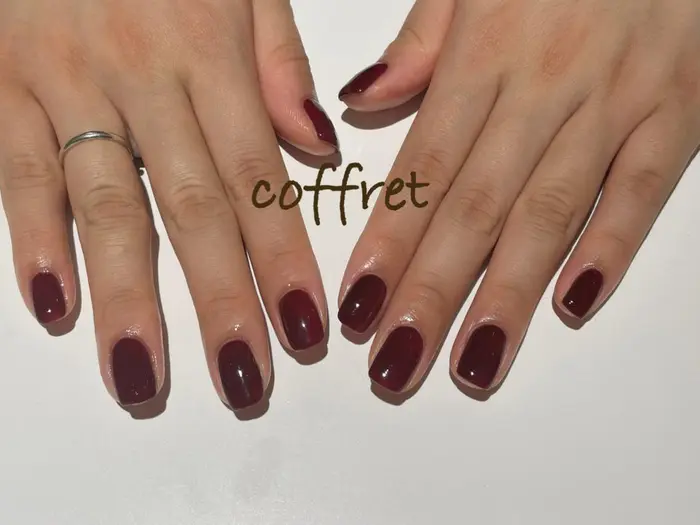ジェルワンカラーネイルのお客様 ボルドーに少し黒と茶色を混ぜて濃いボルドーに 大人っぽくて可愛か ブレスコフレあべの店所属 小山 穂波のネイル デザイン ミニモ