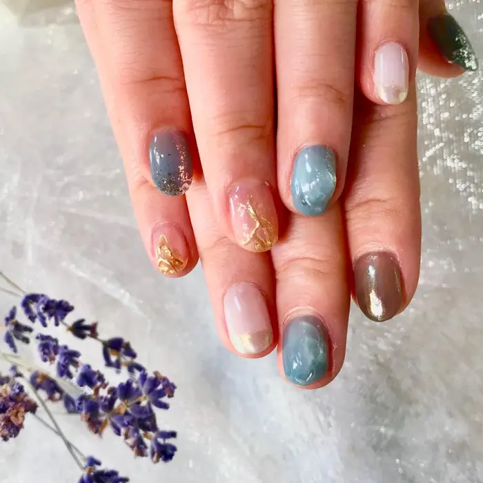くすみbluegreygold さりげなく先端ミラーで 大人女子ネイルに Nail S Chaton所属 ネイルズシャトン Jrネイリスト福永のネイルデザイン ミニモ