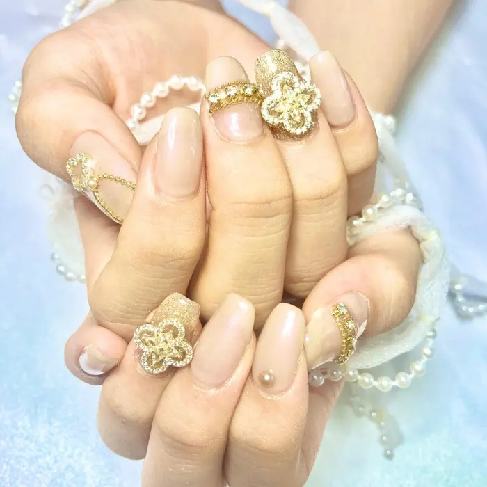 ヴァンクリのネックレスネイル 上品な色味の組み合わせで肌なじみバツグンです アートやり放 Nail Salon Miu所属 Toko 韓国ネイル の ネイルデザイン ミニモ