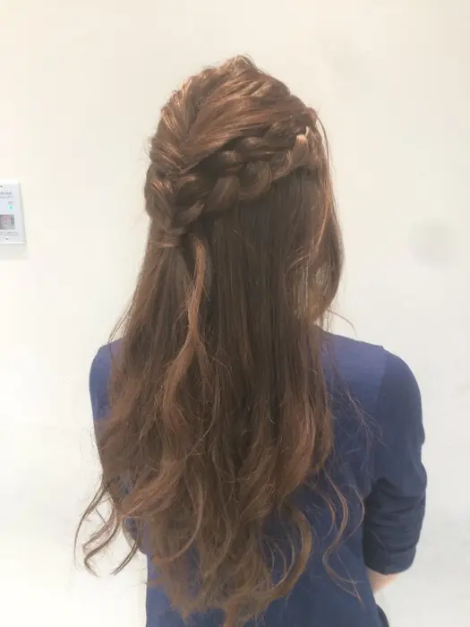ハーフアップのヘアセットロングヘアーにおすすめです Neolive Ginza所属 ニュアンスパーマ おおや ともみのヘアカタログ ミニモ