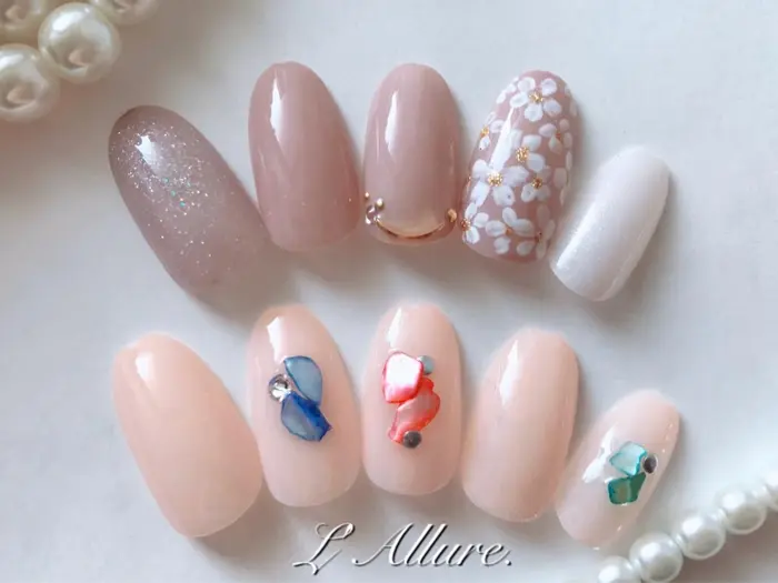 春ネイル シェルアート お花アート ラメカラー ベージュネイル グレージュネイル L Allure ラ リュール所属 L Allure ラ リュールのネイルデザイン ミニモ