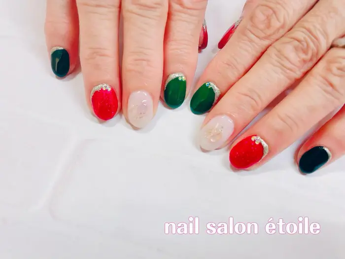 グリーンネイル レッドネイル シルバーネイル きらきらネイル きらきらネイル ジェルネイル 自宅 Nailsalon Etoile所属 Nail Salon Etoileのネイルデザイン ミニモ グリーンネイル レッドネイル シルバーネイル きらきらネイル きらきらネイル ジェルネイル 自宅 Nailsalon Etoile所属 Nail Salon Etoileのネイルデザイン ミニモ