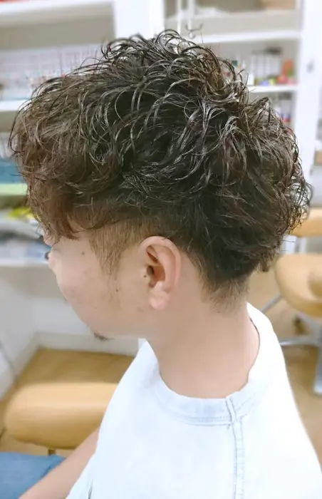 動きのある毛先 そしてサイドの刈り上げがオシャレなパーマスタイル ジェルワックスなどでウェット感 24 Twenty Four 岸和田店所属 24twenty Four 岸和田店のヘアカタログ ミニモ