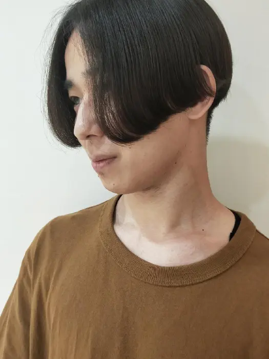 前下がりのセンターパートにカットしました サイドとネープはスッキリ刈り上げています Amanien南口店所属 ムラカミ リオのヘアカタログ ミニモ