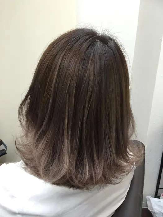 ベースが明るめの状態から 根元はダークトーンに落ち着けて毛先は明るく透明感のある色に仕上げ 全体にブ Hair Make Posh 新宿店所属 浦井 奈津美のヘアカタログ ミニモ