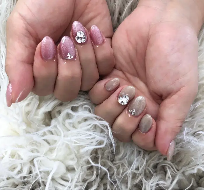 マグネットのワンカラーに Vカットストーン 1粒 100 あります 1 9 9 7所属 Nail 1997のネイルデザイン ミニモ