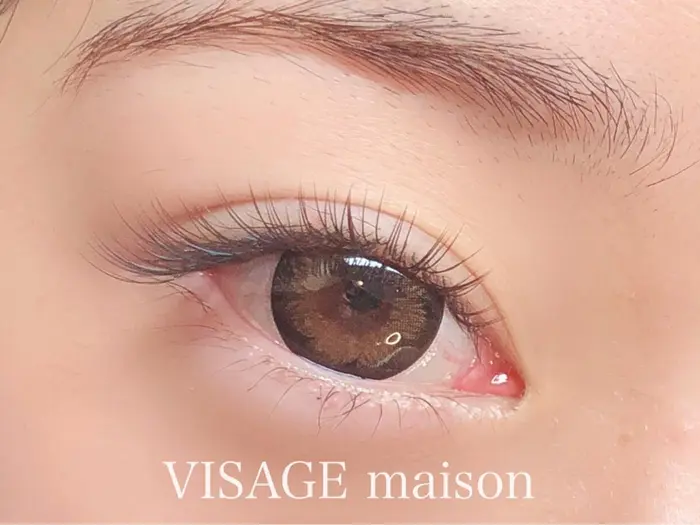 目尻にアクセントカラーを入れて 全体はブラウンなので優しいお目元に アイブローやカラコンとの相 Visage Maison 下総中山店 所属 しみず みおのマツエクデザイン ミニモ