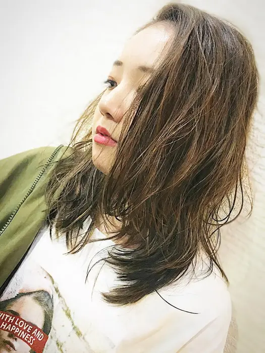 セミロングのレイヤースタイルにパーマとハイライトで 動きのある髪型に Woodstock所属 千羽 奈津子のヘアカタログ ミニモ