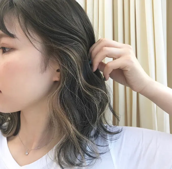 今話題 イヤリングカラー 耳の周りをほんの少しだけブリーチするカラーです 耳にかけた時 Marbles Tokyo Neolive所属 韓国ヘア Watanabeのヘアカタログ ミニモ