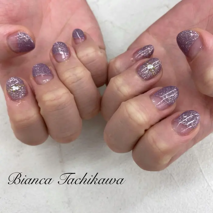 ラメの斜めフレンチにワンポイント シンプルですが色で秋感を ニュアンスネイル キラ Bianca武蔵小金井所属 しぎはら はるなのネイル デザイン ミニモ