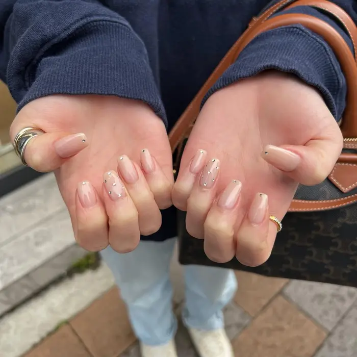 Onecolor 肌なじみのいい白っぽいbeige 春から夏にかけてシアー色人気です マ Barretta By Neolive所属 吉田 実莉の ネイルデザイン ミニモ