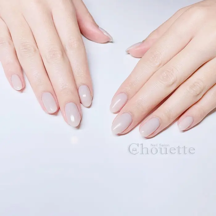 大人くすみベージュのワンカラー オフィスにも安心のおしゃれカラー ほんのり透け感があるので ぺ Chouette 小俣ゆうこ所属 Chouette 小俣ゆうこのネイルデザイン ミニモ