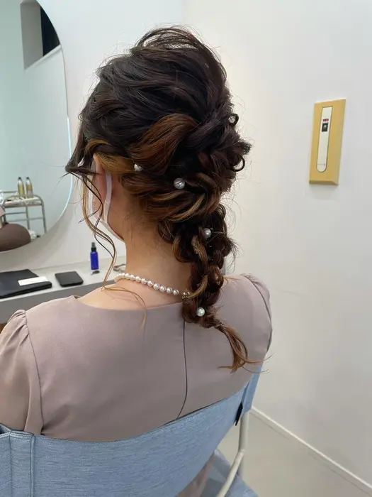 結婚式お呼ばれヘアアレンジです 編みおろしにしてすっきりとまとめつつ 可愛さもだしました One Onehair所属 カラーリスト みさと のヘア カタログ ミニモ
