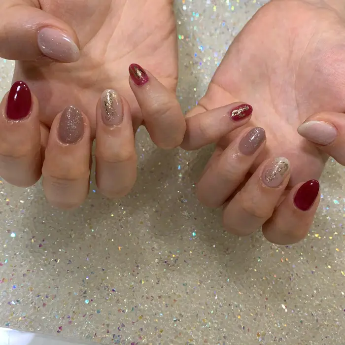 ボルドー くすみカラーでシンプルニュアンスネイル Sence By J Nail 所属 渡邉 育恵のネイル デザイン ミニモ ボルドー くすみカラーでシンプルニュアンスネイル Sence By J Nail 所属 渡邉 育恵のネイル デザイン ミニモ