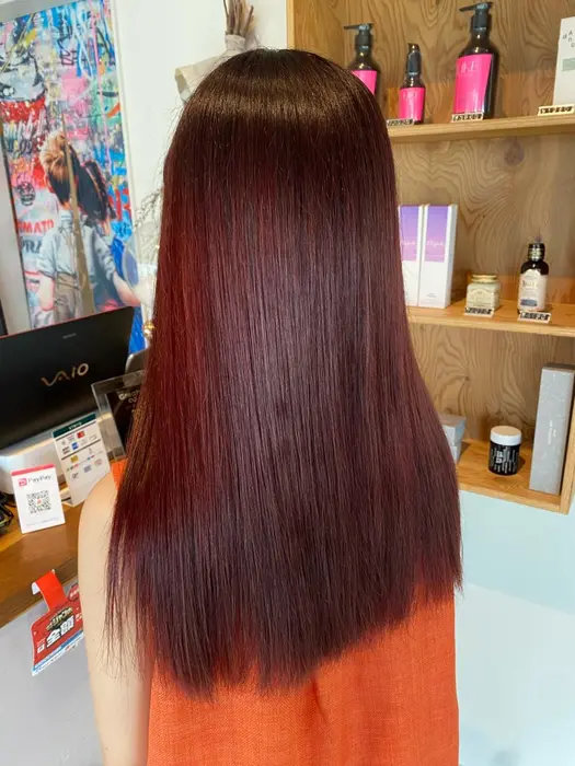 Deep Red 若干暗めなので 大人っぽく見えて 仕上げはツヤツヤストレートに One One所属 カラーモデル募集 林 菜奈のヘア カタログ ミニモ