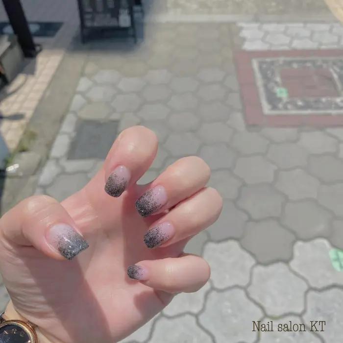 黒ラメのグラデ これめっちゃ人気でめっちゃ真似してくれた ラメグラデーション 可愛い Nail Salon Kt所属 Nailist Hiromiのネイルデザイン ミニモ