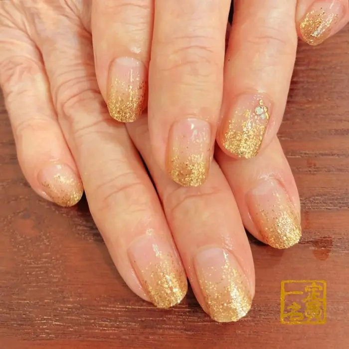 マニキュアコート 透明マニキュアによるカラーリングです 繊維入りで自爪の強度を高めるもの 定員一名所属 定員一名 0o 秋 O0のネイル デザイン ミニモ