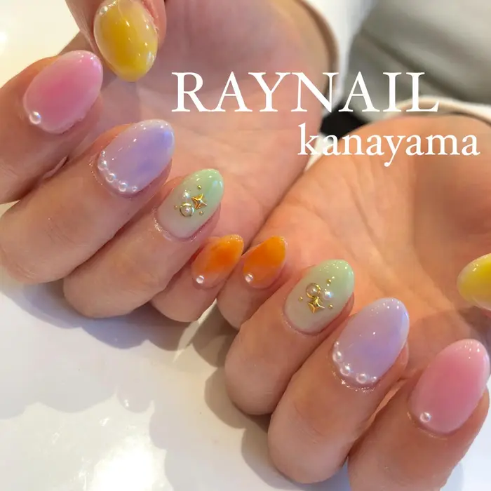カラフルなチークネイル レイネイル金山店所属 堀内 里菜のネイルデザイン ミニモ