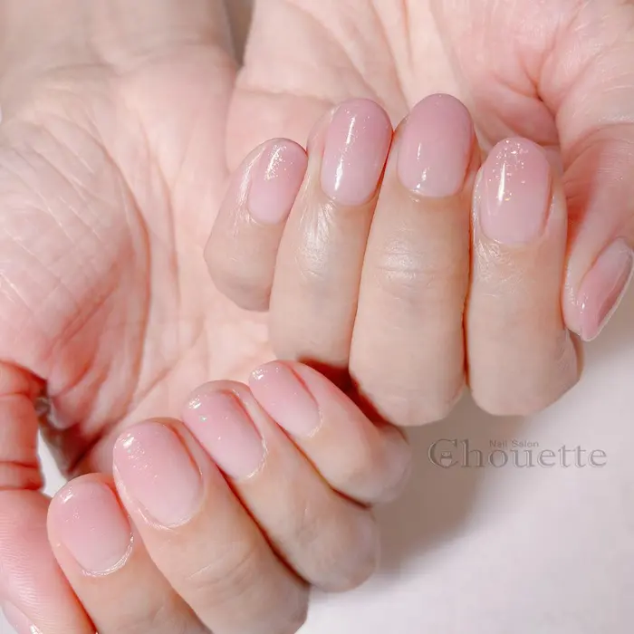 控えめピンクのラメ入りグラデーション お初ジェルネイル ほんのりラメが輝いて素敵です Chouette 小俣ゆうこ所属 Chouette 小俣ゆうこのネイルデザイン ミニモ