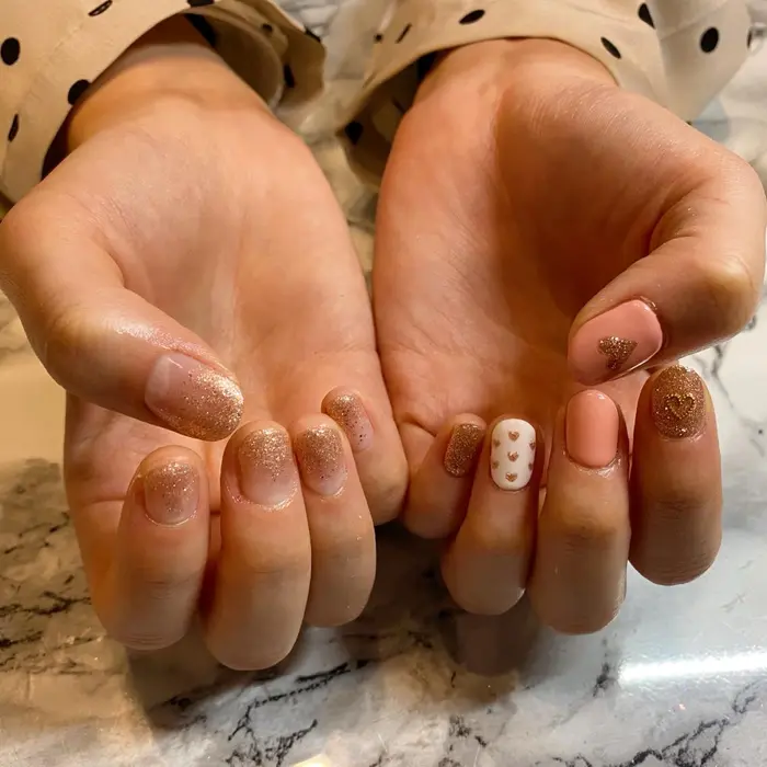 とラメで おまかせメニューで個性的に Nail ニュアンスネイル お洒落ネイル 派手ネイ Gran 表参道店所属 May Beの ネイルデザイン ミニモ