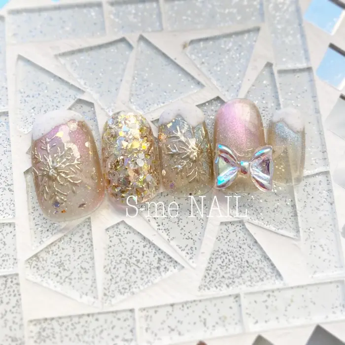 Gold 雪の結晶 大人な派手可愛いクリスマスnail よくみるとグリーンと S Me Nail所属 道尾 祥帆のネイルデザイン ミニモ