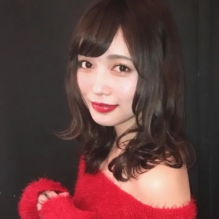 黒っぽいけど 真っ黒じゃない ほんのり透明感を感じる色 アッシュで染めるから 自然な黒になれる Gallica所属 Hazuki 計算されたhairの ヘアカタログ ミニモ