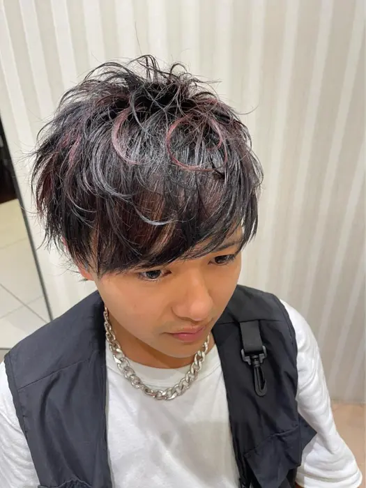 ダークアッシュと赤のハイライトで立体感をプラスしました セットが楽しくなることまちがいなしです Earth海老名店所属 メンズ特化美容師 佐久間将臣のヘアカタログ ミニモ