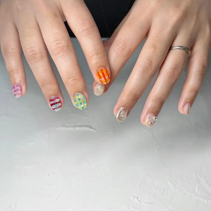 カラフル カラフルネイル チェックネイル チェック柄 チェック 立体ネイル 凸凹ネイル Nine 所属 Nine Yukoのネイル デザイン ミニモ