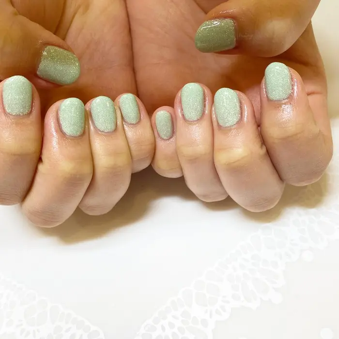 ワンカラー パステルグリーンにラメがかわいい Millie Ainee所属 アベ アキホのネイルデザイン ミニモ