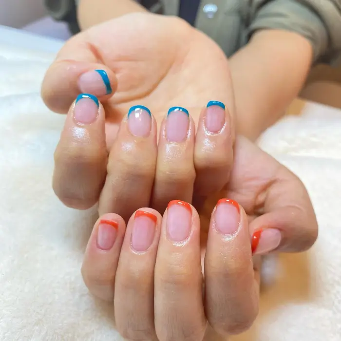 No 19 クリアベースに色違いのフレンチ 夏っぽい色で可愛い Nail Salon R所属 Nailsalon Rのネイル デザイン ミニモ