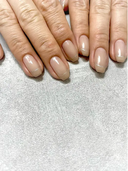 フレンチネイル グレージュ ラメ オフィスネイル Design所属 Nail Designのネイルデザイン ミニモ