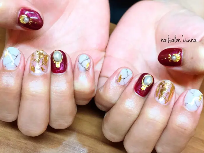 ボルドー 大理石ネイル ゴールドとパールの組み合わせ素敵です ショートネイルも Nail Salon Luana所属 高柳 美香のネイル デザイン ミニモ